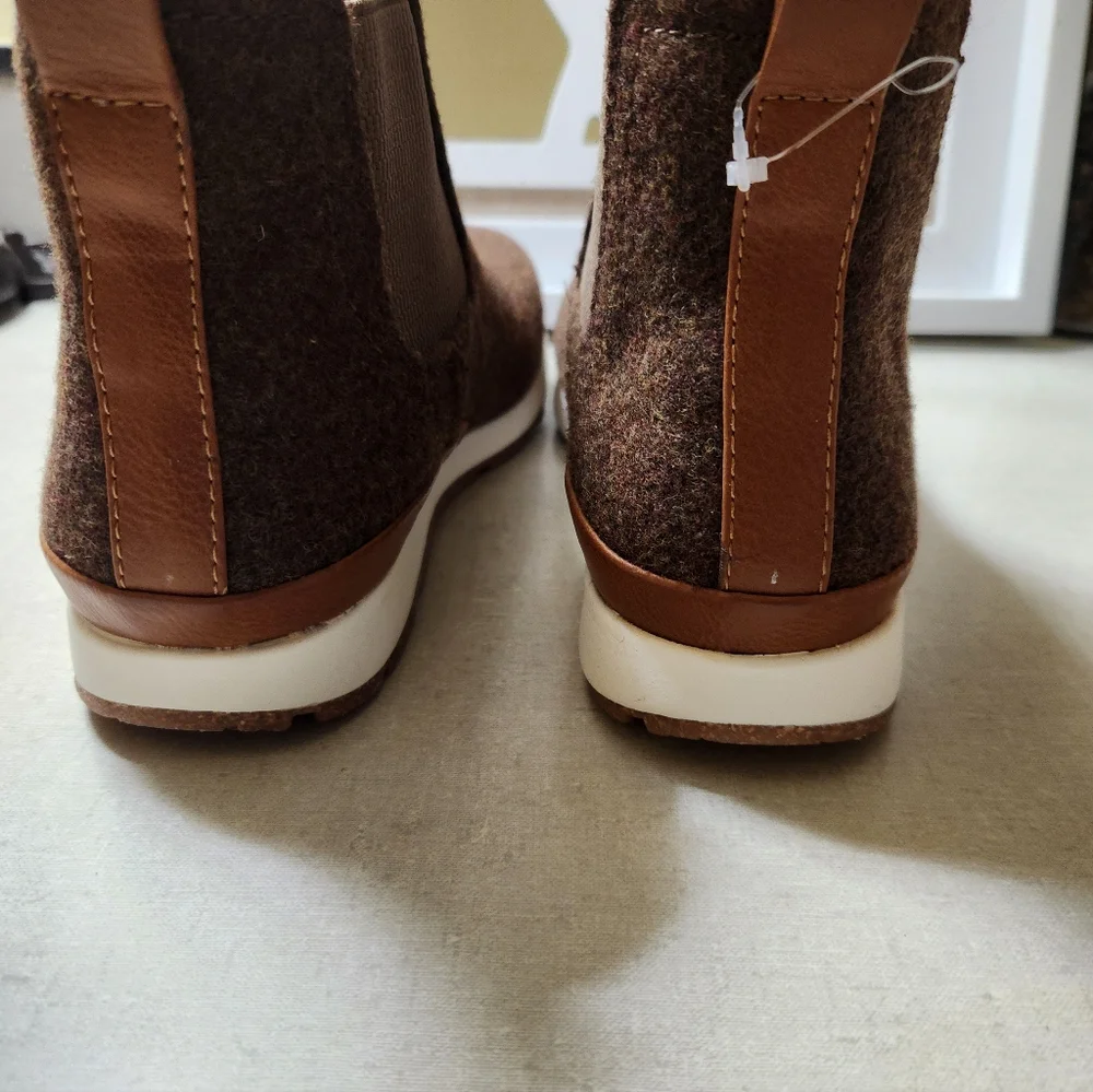 B.O.C. Born Kara Women's Brown Felt Pull-On Booties w/Elastic Sides,6.5, NWOT